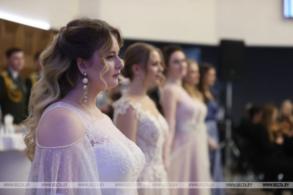 Военнослужащий сделал девушке предложение на офицерском балу в Бресте. История знакомства Военнослужащий сделал девушке предложение на офицерском балу в Бресте. История знакомства