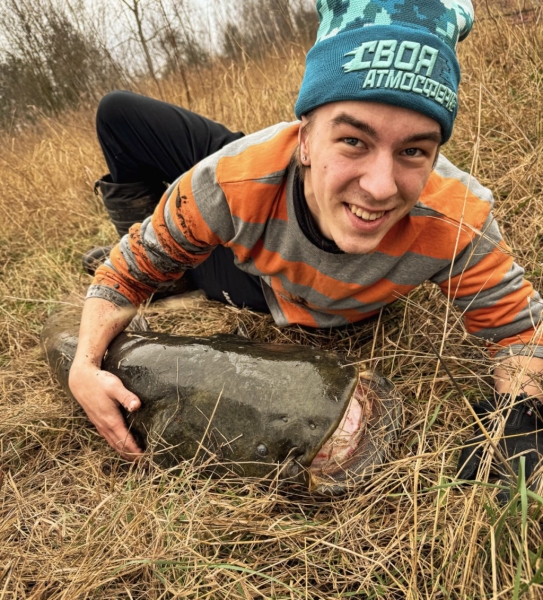 Белорус вытащил сома размером с человека Белорус вытащил сома размером с человека