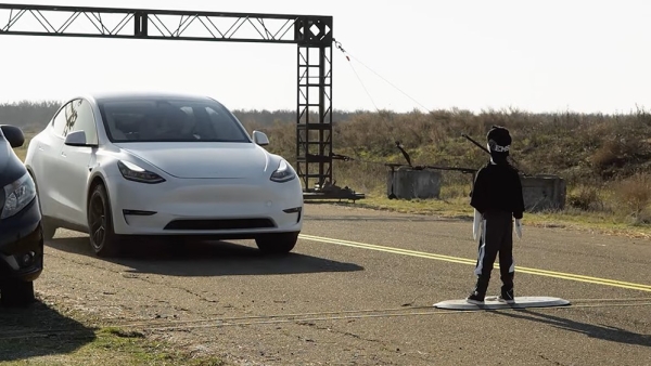 Блогер поставил на дороге стену с картиной и поехал прямо в нее. Вот как среагировал на это автопилот Tesla Блогер поставил на дороге стену с картиной и поехал прямо в нее. Вот как среагировал на это автопилот Tesla