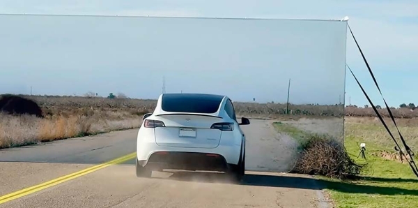 Блогер поставил на дороге стену с картиной и поехал прямо в нее. Вот как среагировал на это автопилот Tesla Блогер поставил на дороге стену с картиной и поехал прямо в нее. Вот как среагировал на это автопилот Tesla