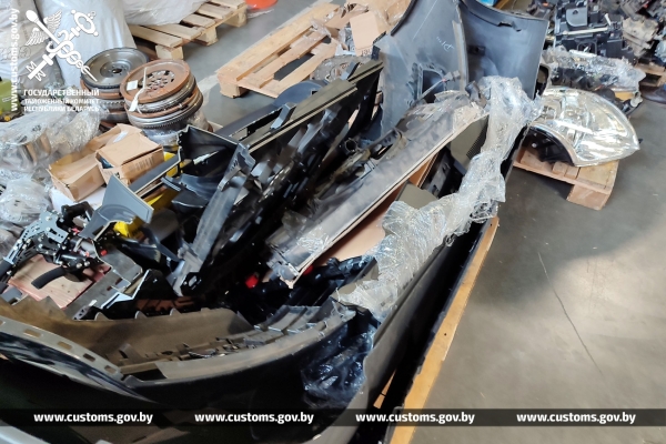 Белорус организовал контрабанду запчастей на полмиллиона рублей через границу Белорус организовал контрабанду запчастей на полмиллиона рублей через границу