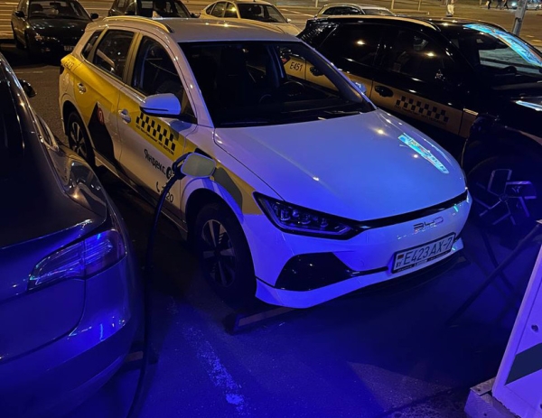 «Вырвал кабель из моего авто и подключил к зарядке свое». Неоднозначный конфликт владельцев электрокаров «Вырвал кабель из моего авто и подключил к зарядке свое». Неоднозначный конфликт владельцев электрокаров