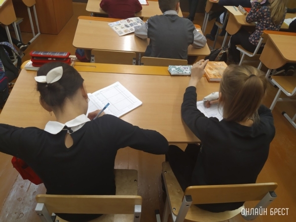 Откажутся ли белорусские школы от бумажных дневников? Ответ министра Откажутся ли белорусские школы от бумажных дневников? Ответ министра