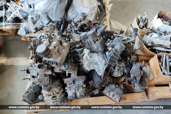 Белорус организовал контрабанду запчастей на полмиллиона рублей через границу Белорус организовал контрабанду запчастей на полмиллиона рублей через границу
