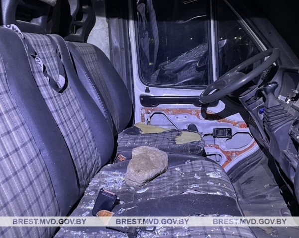 Ночной погром в Барановичах: пьяный мужчина крушил машины камнями Ночной погром в Барановичах: пьяный мужчина крушил машины камнями