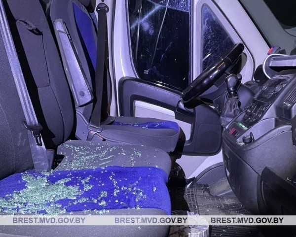 Ночной погром в Барановичах: пьяный мужчина крушил машины камнями Ночной погром в Барановичах: пьяный мужчина крушил машины камнями