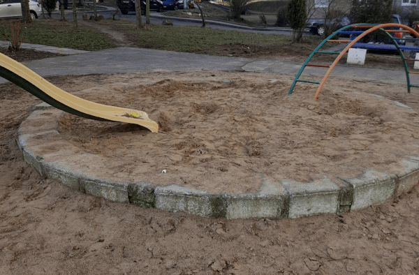 Белоруска возмущена размерами песочницы во дворе Белоруска возмущена размерами песочницы во дворе