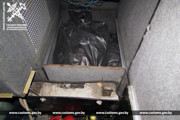 Водитель автобуса попытался провезти брендовые товары на 20 тыс. рублей — случай на границе в Бресте Водитель автобуса попытался провезти брендовые товары на 20 тыс. рублей — случай на границе в Бресте