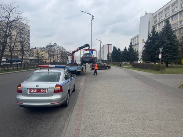 Эвакуаторы наготове: в Бресте ГАИ проверяет соблюдение правил остановки и стоянки Эвакуаторы наготове: в Бресте ГАИ проверяет соблюдение правил остановки и стоянки