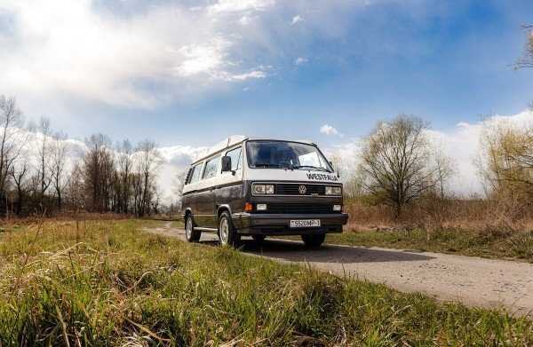 «Предлагали $15 000 — не отдал!» Брестчанин показал свой любимый кемпер из 90-х — VW T3 Westfalia «Предлагали $15 000 — не отдал!» Брестчанин показал свой любимый кемпер из 90-х — VW T3 Westfalia