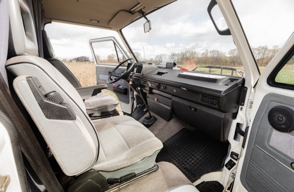 «Предлагали $15 000 — не отдал!» Брестчанин показал свой любимый кемпер из 90-х — VW T3 Westfalia «Предлагали $15 000 — не отдал!» Брестчанин показал свой любимый кемпер из 90-х — VW T3 Westfalia