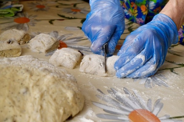 Пасхальные булочки за 20 минут: готовим легко, покупаем выгодно — с «Хит!» Пасхальные булочки за 20 минут: готовим легко, покупаем выгодно — с «Хит!»