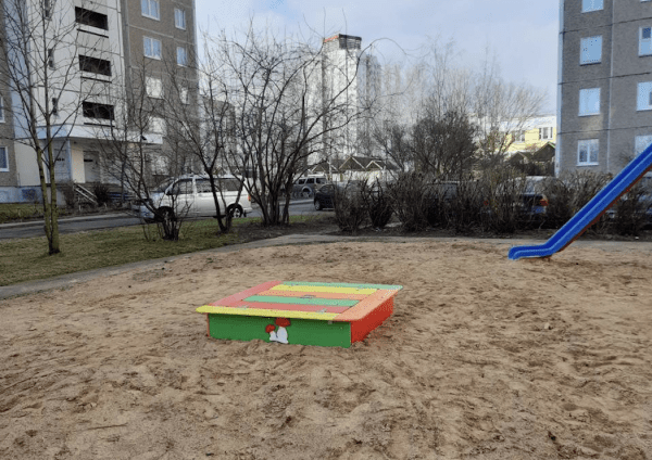 Белоруска возмущена размерами песочницы во дворе Белоруска возмущена размерами песочницы во дворе