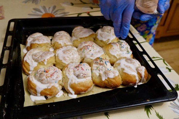 Пасхальные булочки за 20 минут: готовим легко, покупаем выгодно — с «Хит!» Пасхальные булочки за 20 минут: готовим легко, покупаем выгодно — с «Хит!»