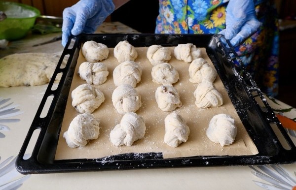 Пасхальные булочки за 20 минут: готовим легко, покупаем выгодно — с «Хит!» Пасхальные булочки за 20 минут: готовим легко, покупаем выгодно — с «Хит!»