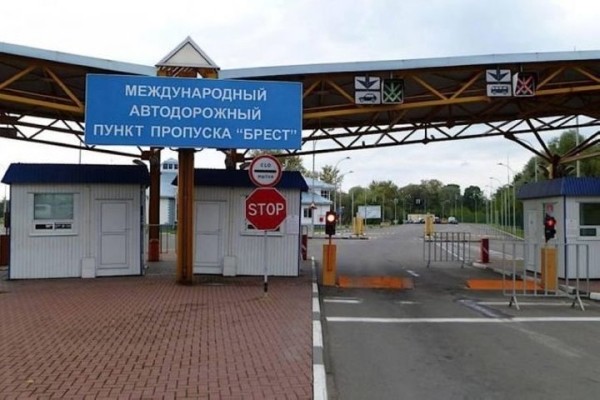 В очереди на выезд в Польшу стоит рекордное количество автобусов и автомобилей В очереди на выезд в Польшу стоит рекордное количество автобусов и автомобилей