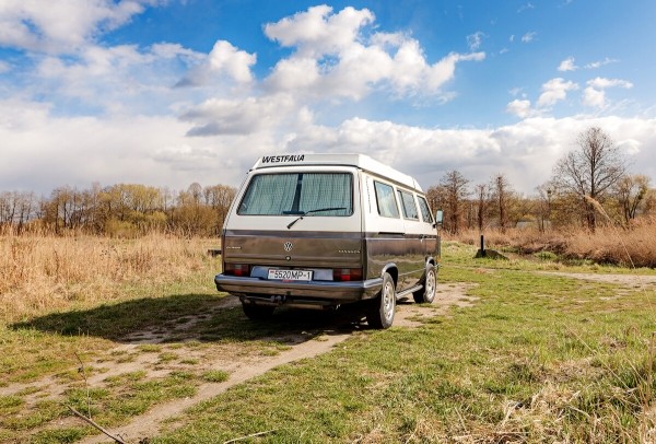 «Предлагали $15 000 — не отдал!» Брестчанин показал свой любимый кемпер из 90-х — VW T3 Westfalia «Предлагали $15 000 — не отдал!» Брестчанин показал свой любимый кемпер из 90-х — VW T3 Westfalia