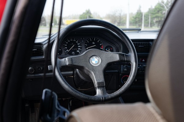 Брестчанин показал отлично сохранившийся BMW E30 1986 года Брестчанин показал отлично сохранившийся BMW E30 1986 года