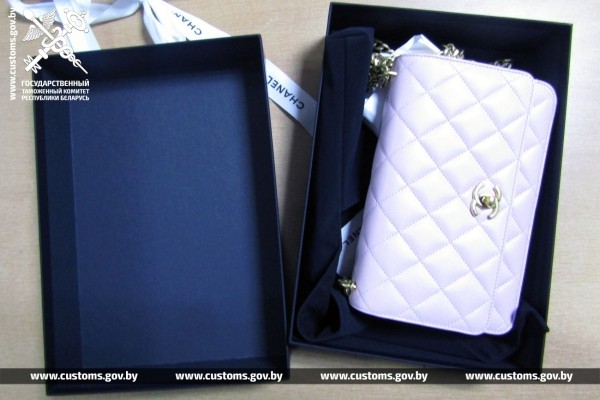 Водитель автобуса попытался провезти брендовые товары на 20 тыс. рублей — случай на границе в Бресте Водитель автобуса попытался провезти брендовые товары на 20 тыс. рублей — случай на границе в Бресте