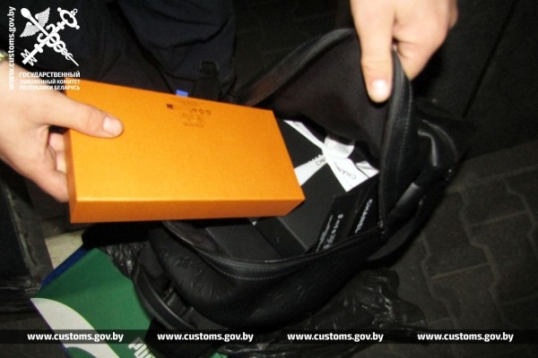 Водитель автобуса попытался провезти брендовые товары на 20 тыс. рублей — случай на границе в Бресте Водитель автобуса попытался провезти брендовые товары на 20 тыс. рублей — случай на границе в Бресте