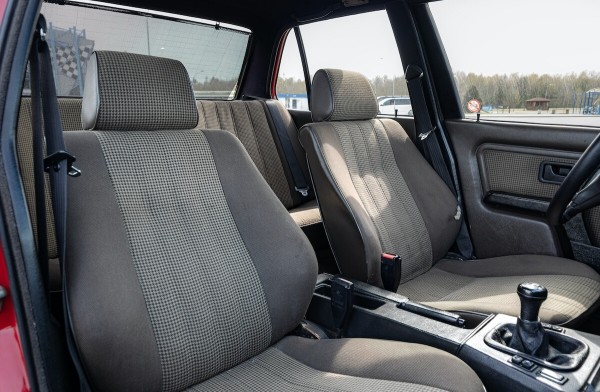 Брестчанин показал отлично сохранившийся BMW E30 1986 года Брестчанин показал отлично сохранившийся BMW E30 1986 года