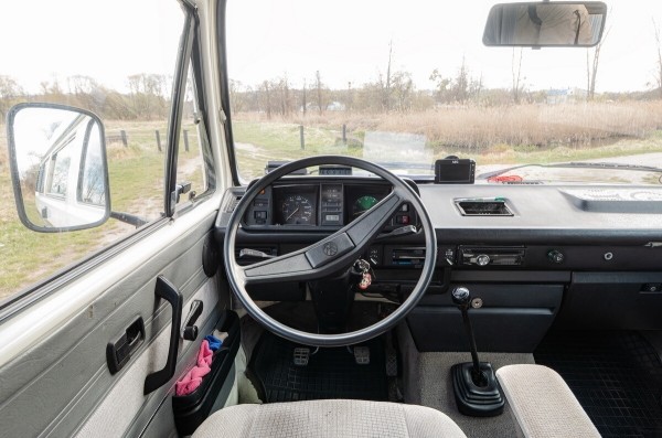 «Предлагали $15 000 — не отдал!» Брестчанин показал свой любимый кемпер из 90-х — VW T3 Westfalia «Предлагали $15 000 — не отдал!» Брестчанин показал свой любимый кемпер из 90-х — VW T3 Westfalia