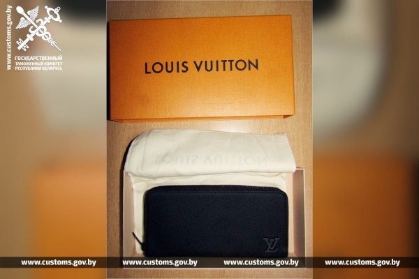 Водитель автобуса попытался провезти брендовые товары на 20 тыс. рублей — случай на границе в Бресте Водитель автобуса попытался провезти брендовые товары на 20 тыс. рублей — случай на границе в Бресте