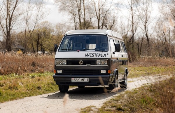 «Предлагали $15 000 — не отдал!» Брестчанин показал свой любимый кемпер из 90-х — VW T3 Westfalia «Предлагали $15 000 — не отдал!» Брестчанин показал свой любимый кемпер из 90-х — VW T3 Westfalia