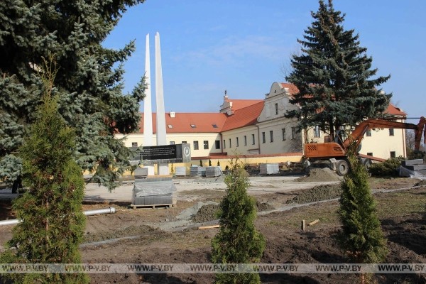 «Бедная сова сидела прямо на бордюре». В центре Пинска вырубили ряд красивейших елей «Бедная сова сидела прямо на бордюре». В центре Пинска вырубили ряд красивейших елей