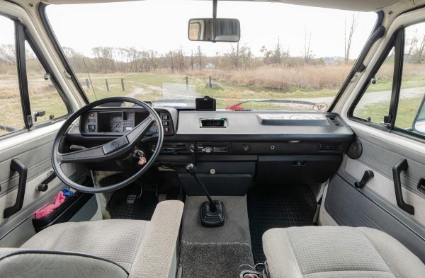 «Предлагали $15 000 — не отдал!» Брестчанин показал свой любимый кемпер из 90-х — VW T3 Westfalia «Предлагали $15 000 — не отдал!» Брестчанин показал свой любимый кемпер из 90-х — VW T3 Westfalia