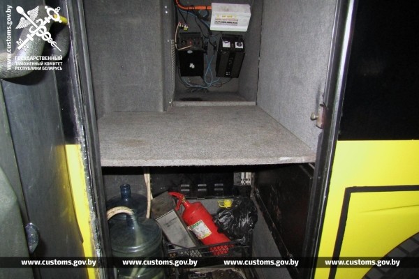 Водитель автобуса попытался провезти брендовые товары на 20 тыс. рублей — случай на границе в Бресте Водитель автобуса попытался провезти брендовые товары на 20 тыс. рублей — случай на границе в Бресте