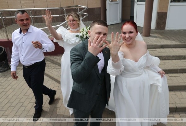 Мама и дочь одновременно вышли замуж Мама и дочь одновременно вышли замуж