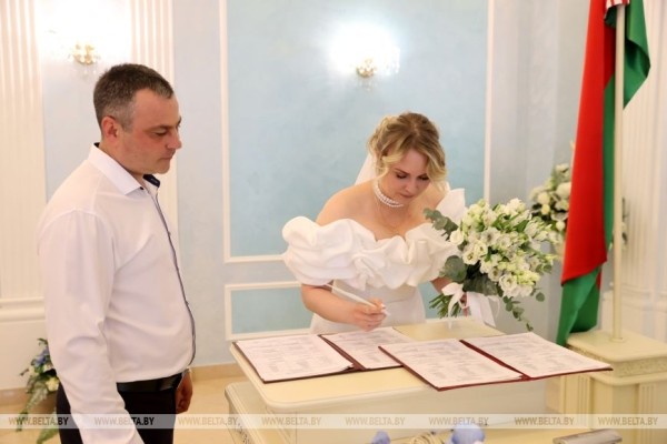 Мама и дочь одновременно вышли замуж Мама и дочь одновременно вышли замуж