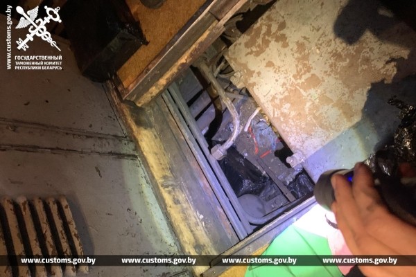Тайник в полу: член бригады грузового поезда сообщением «Малашевичи — Брест» попался на контрабанде Тайник в полу: член бригады грузового поезда сообщением «Малашевичи — Брест» попался на контрабанде