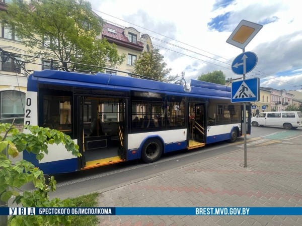 В Бресте женщина упала в троллейбусе — она госпитализирована В Бресте женщина упала в троллейбусе — она госпитализирована