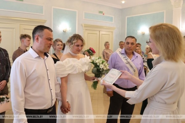 Мама и дочь одновременно вышли замуж Мама и дочь одновременно вышли замуж