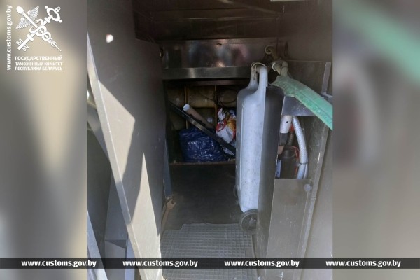 Водитель рейсового автобуса спрятал от таможенного контроля автозапчасти — подробности случая на границе в Бресте Водитель рейсового автобуса спрятал от таможенного контроля автозапчасти — подробности случая на границе в Бресте