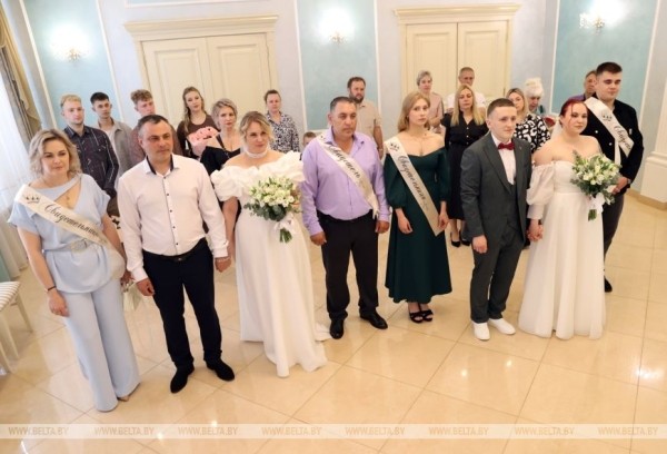 Мама и дочь одновременно вышли замуж Мама и дочь одновременно вышли замуж