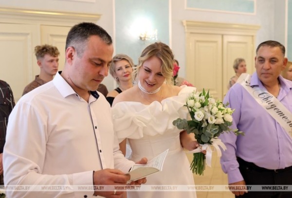 Мама и дочь одновременно вышли замуж Мама и дочь одновременно вышли замуж