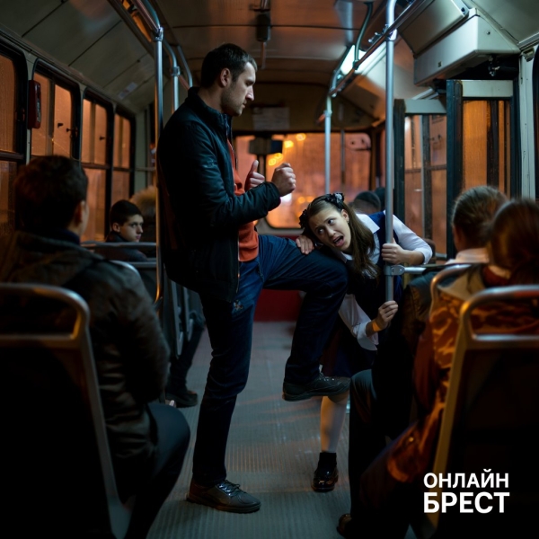 В Минске пассажир трамвая ударил коленом в нос школьницу — узнали подробности инцидента В Минске пассажир трамвая ударил коленом в нос школьницу — узнали подробности инцидента