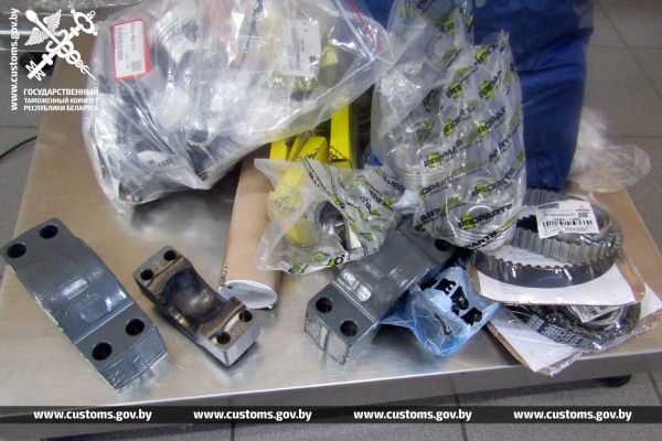Водитель рейсового автобуса спрятал от таможенного контроля автозапчасти — подробности случая на границе в Бресте Водитель рейсового автобуса спрятал от таможенного контроля автозапчасти — подробности случая на границе в Бресте