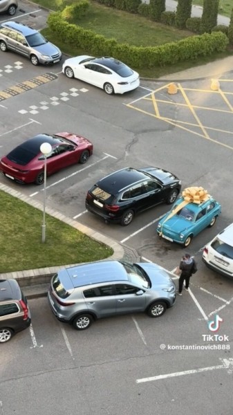 Запорожец с бантиком: неожиданный подарок покорил сердца пользователей TikTok Запорожец с бантиком: неожиданный подарок покорил сердца пользователей TikTok