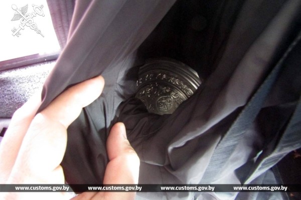 Мужчина попытался провезти в Беларусь ожерелье за 420 тысяч Мужчина попытался провезти в Беларусь ожерелье за 420 тысяч