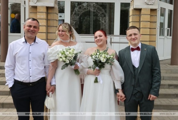 Мама и дочь одновременно вышли замуж Мама и дочь одновременно вышли замуж