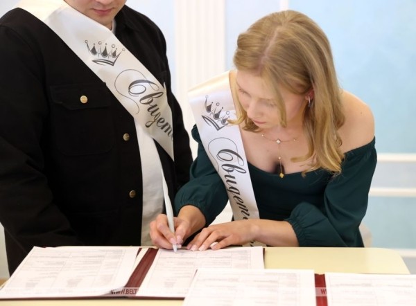 Мама и дочь одновременно вышли замуж Мама и дочь одновременно вышли замуж