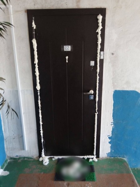 Запенили входную дверь в квартиру соседки в отместку за заявление в милицию на родственницу — подробности истории