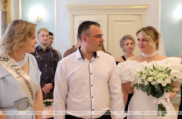 Мама и дочь одновременно вышли замуж Мама и дочь одновременно вышли замуж