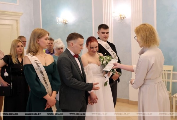 Мама и дочь одновременно вышли замуж Мама и дочь одновременно вышли замуж