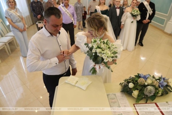 Мама и дочь одновременно вышли замуж Мама и дочь одновременно вышли замуж