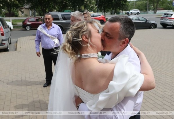 Мама и дочь одновременно вышли замуж Мама и дочь одновременно вышли замуж